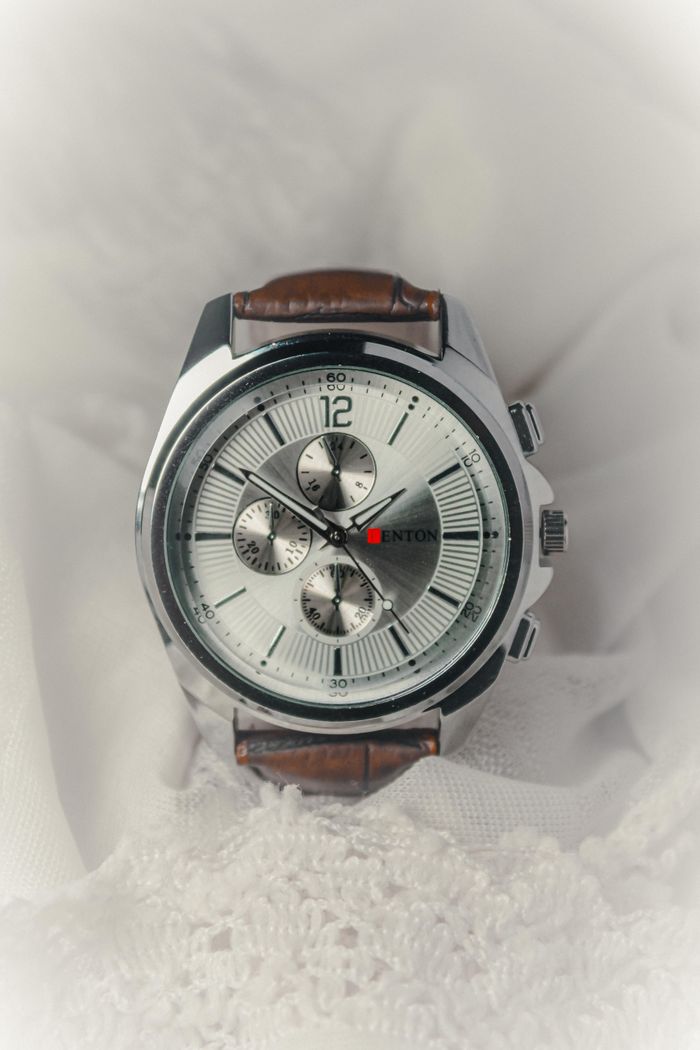 about-bg Stylish men's analog watch featuring a leather strap and metallic design, perfect for fashion and timekeeping.